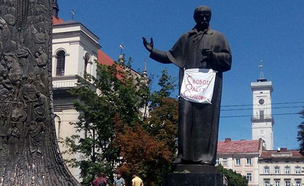 На львівських пам'ятниках з'являються написи з вимогою звільнити Олега Сенцова