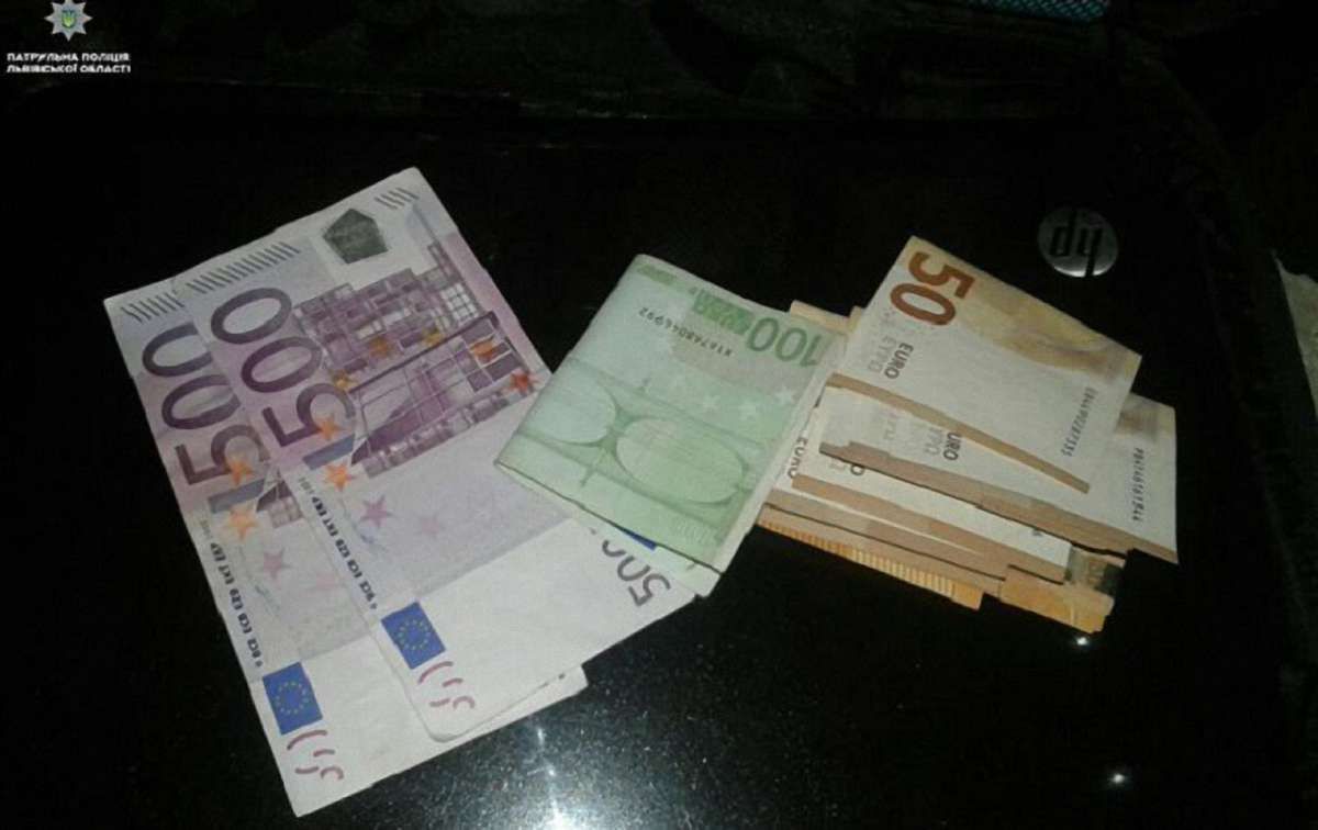 Поліція затримала львів'янина, що вкрав ноутбук та €1,6 тис. з припаркованого авто