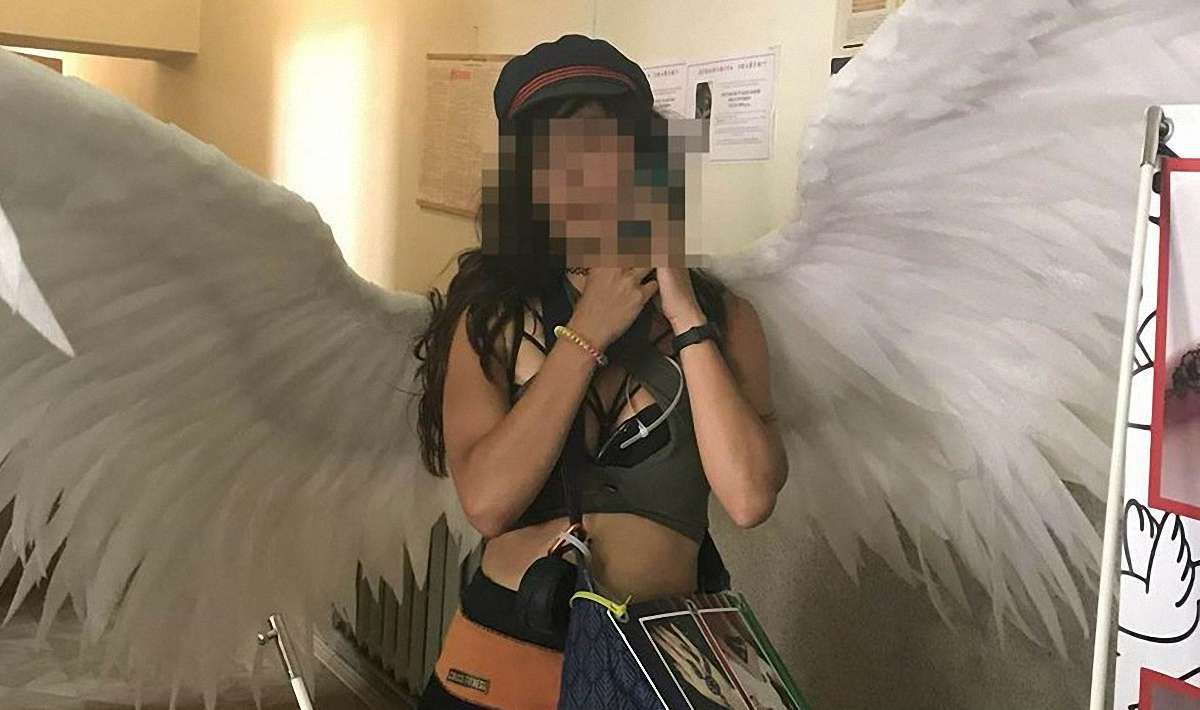 Відому у Львові «дівчину-ангела» затримали за розмальовування сідниць туристу