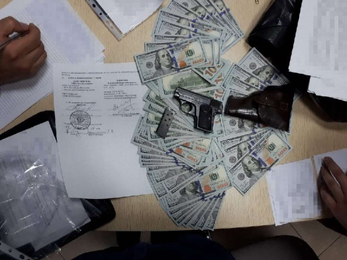 У банківській скриньці головреда «РИА Новости Украина» знайшли $200 тис. і пістолет