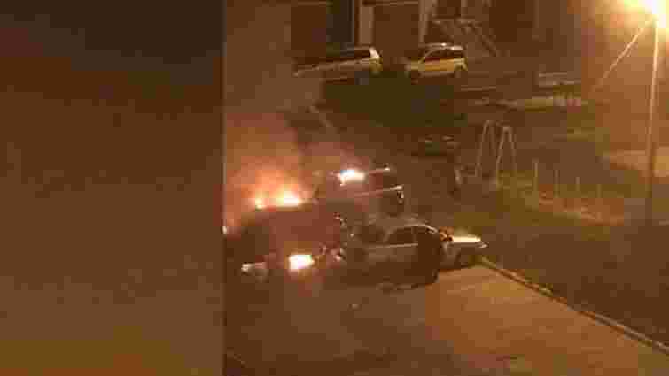 На вул. Рубчака у Львові згоріли два автомобілі
