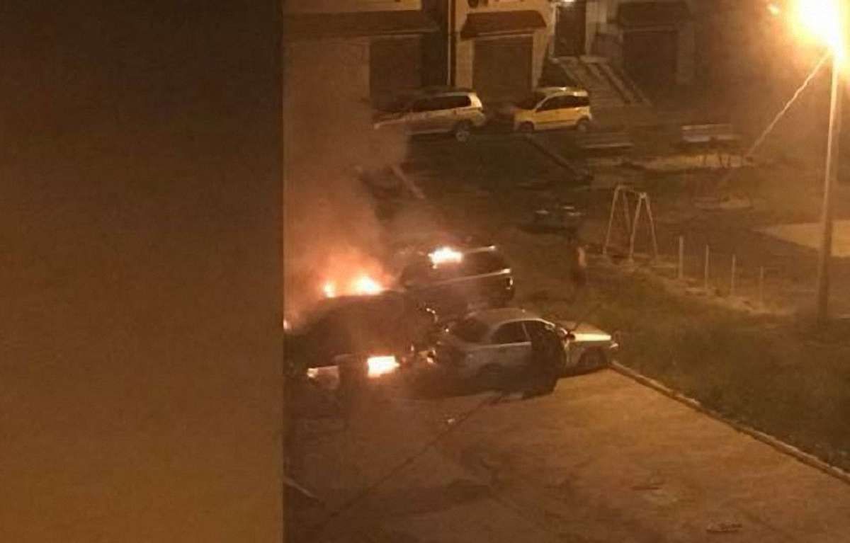 На вул. Рубчака у Львові згоріли два автомобілі