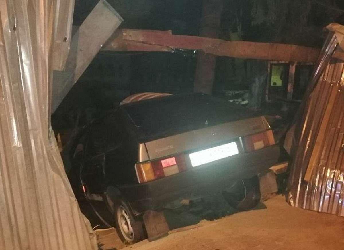У Львові на вул. Стуса автомобіль в’їхав у металевий паркан