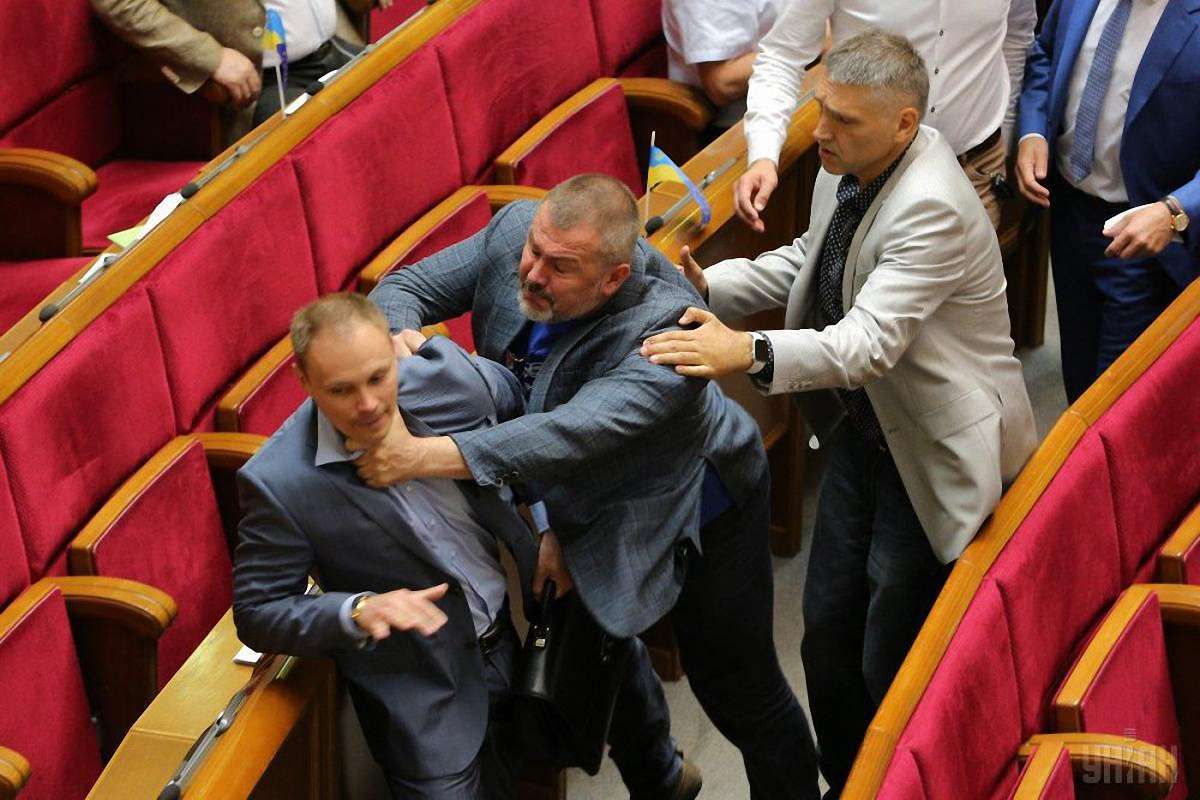 У Верховній Раді побились депутати  «Народного фронту» і  «Опозиційного блоку»