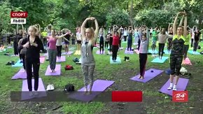 Сотні львів’ян починають свій день із безкоштовних занять йогою у парку