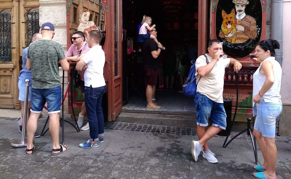 У центрі Львова відновили незаконний літній майданчик закладу «П’яна вишня»