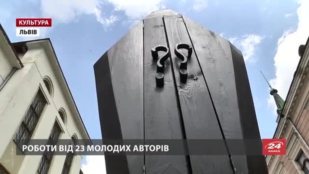 На території Національного музею у Львові студенти встановили труну та зашморг