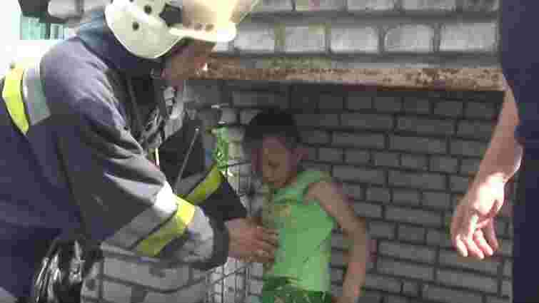 У Львові рятувальники витягнули 10-річного хлопця із будівлі-замку на дитячому майданчику