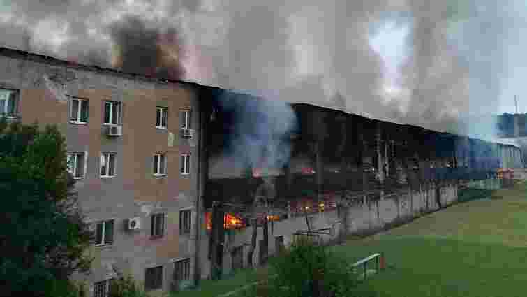 У Львові загасили масштабну пожежу на території спорткомплексу СКА