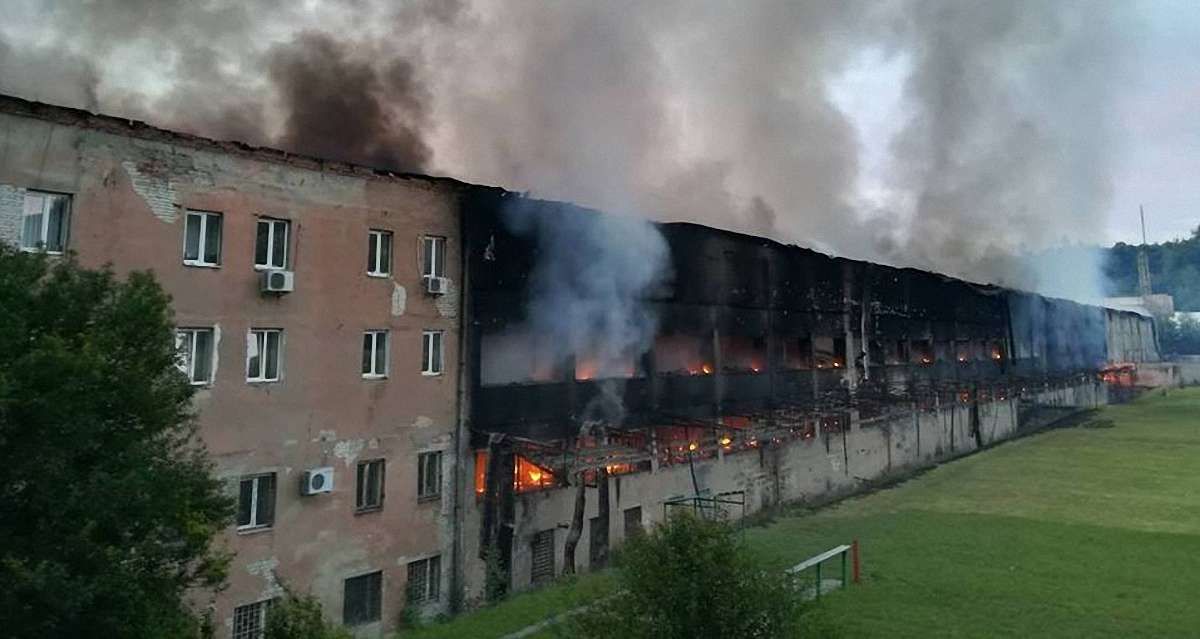 У Львові загасили масштабну пожежу на території спорткомплексу СКА