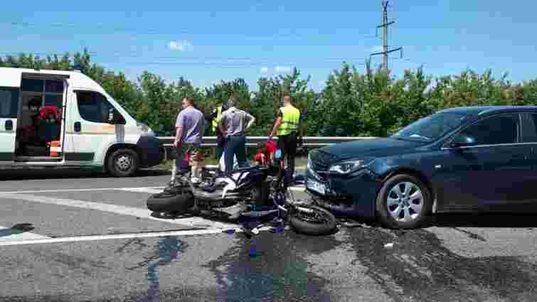 Біля Винниківського мосту водій Opel Insignia на смерть збив мотоцикліста