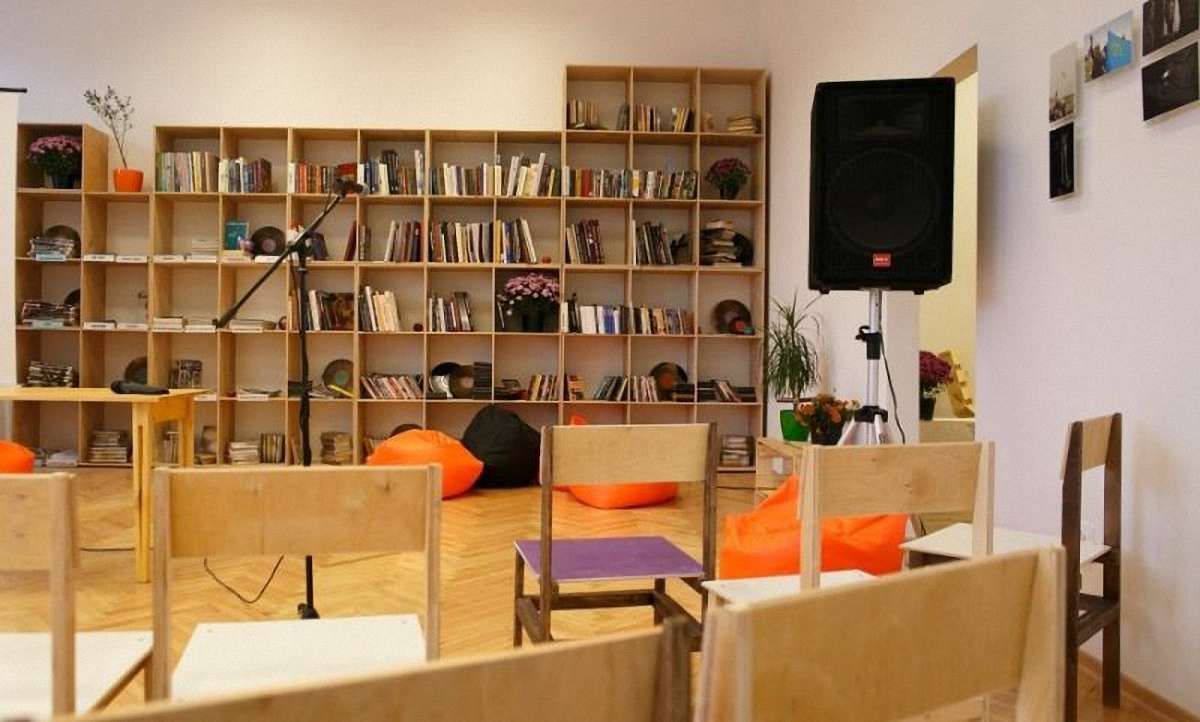У львівській Першій Медіатеці розпилили невідому речовину