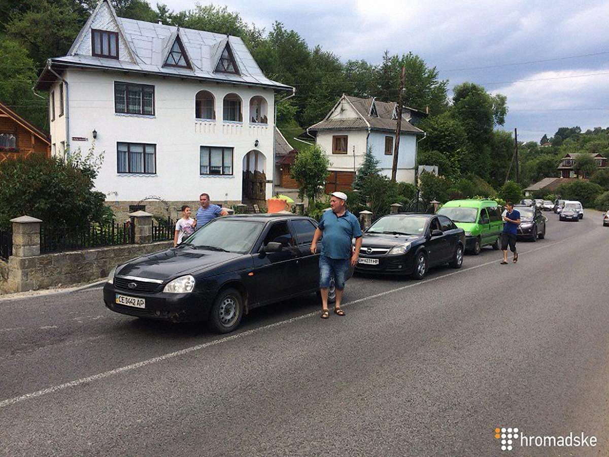 На Прикарпатті вже понад тиждень селяни перекривають дорогу державного значення 
