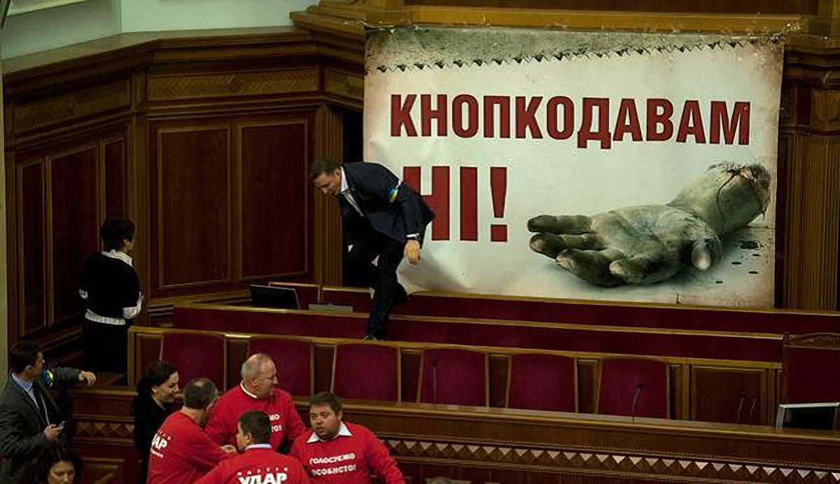 У ВРУ зареєстрували законопроект про сім років тюрми за «кнопкодавство»