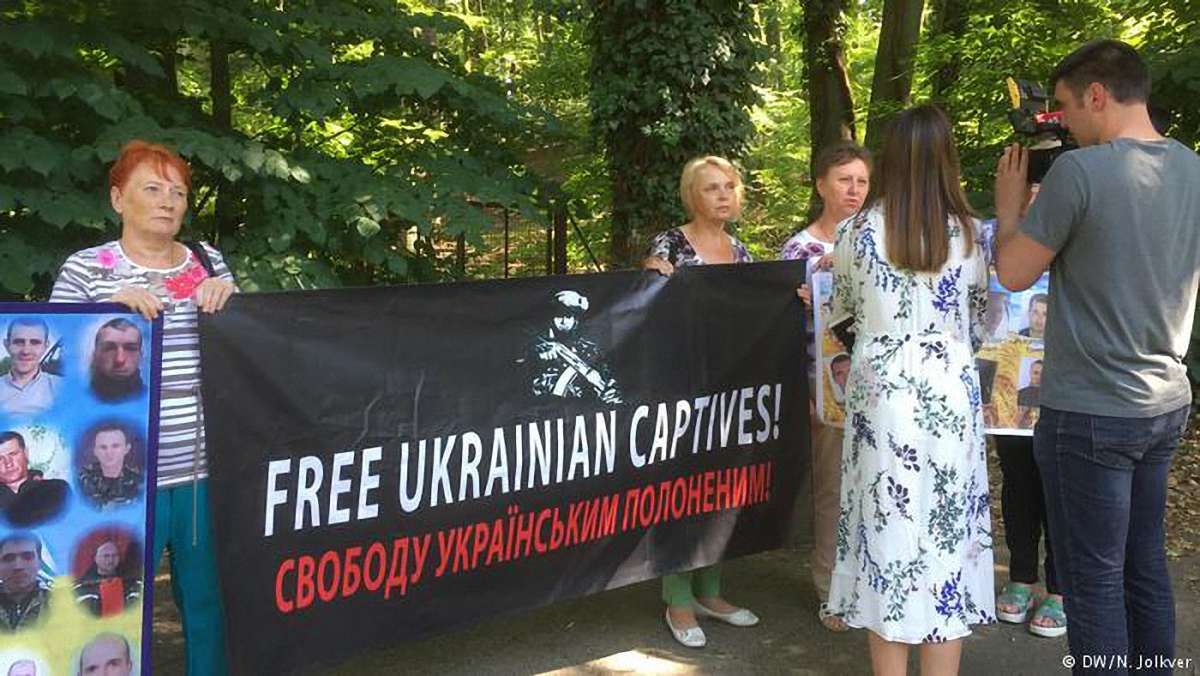 Матері українських військових у Берліні пікетували зустріч голів МЗС «нормандської четвірки»