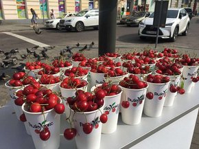 Радіо «Люкс ФМ» упродовж тижня пригощає своїх слухачів черешнями на різних вулицях Львова