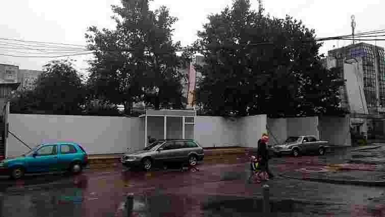 На вул. Володимира Великого вдруге намагаються незаконно встановити кілька кіосків на газоні