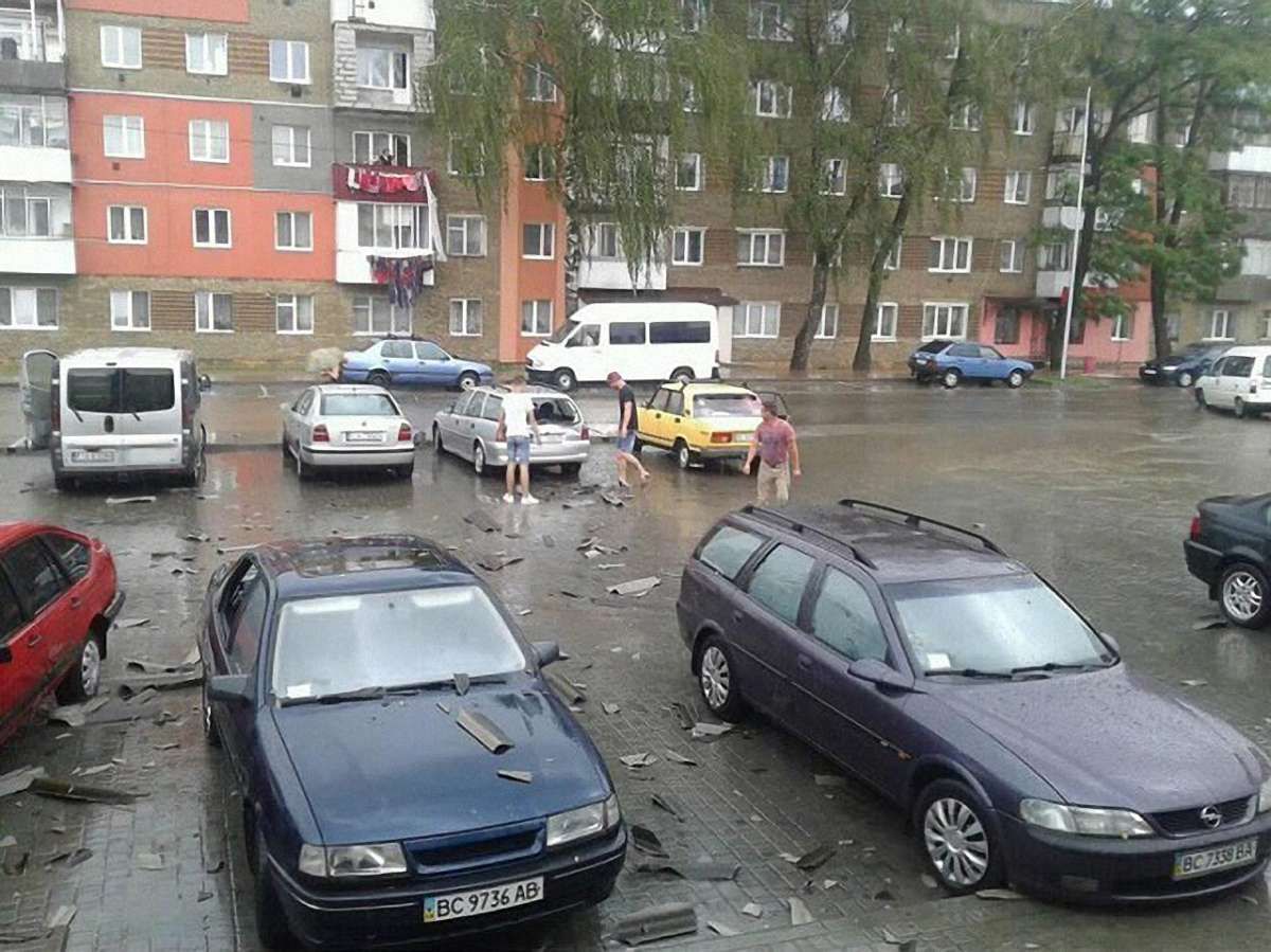 У Яворові під час грози вітер зірвав декілька дахів та повалив дерева