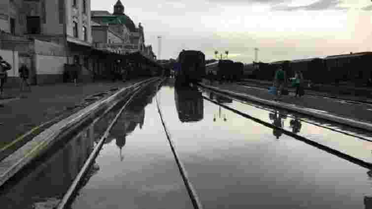 Через сильну зливу в Чернівцях підтопило залізничний вокзал