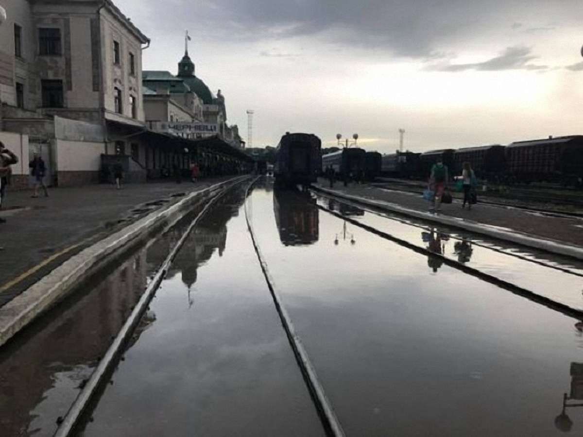 Через сильну зливу в Чернівцях підтопило залізничний вокзал