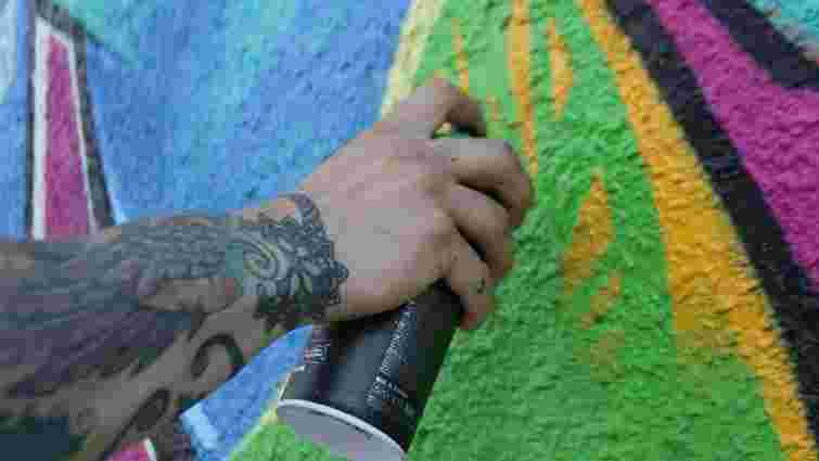 У межах графіті-фестивалю розмалюють стіни кількох будинків на Сихові
