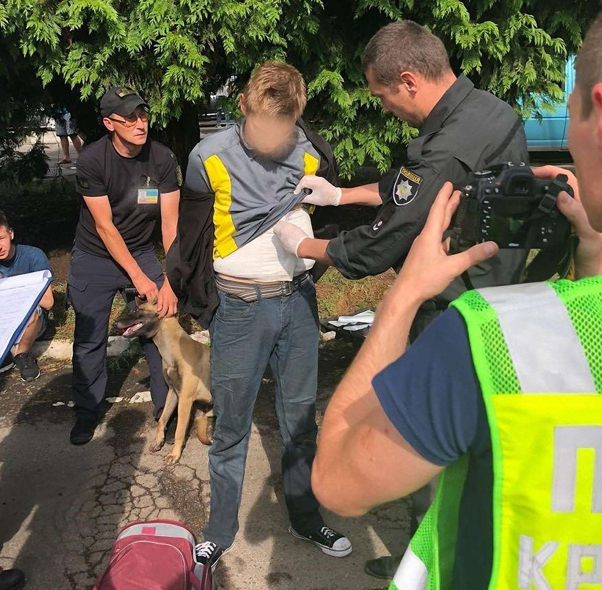 Українець намагався вивезти в Словаччину під одягом 2,5 кг марихуани