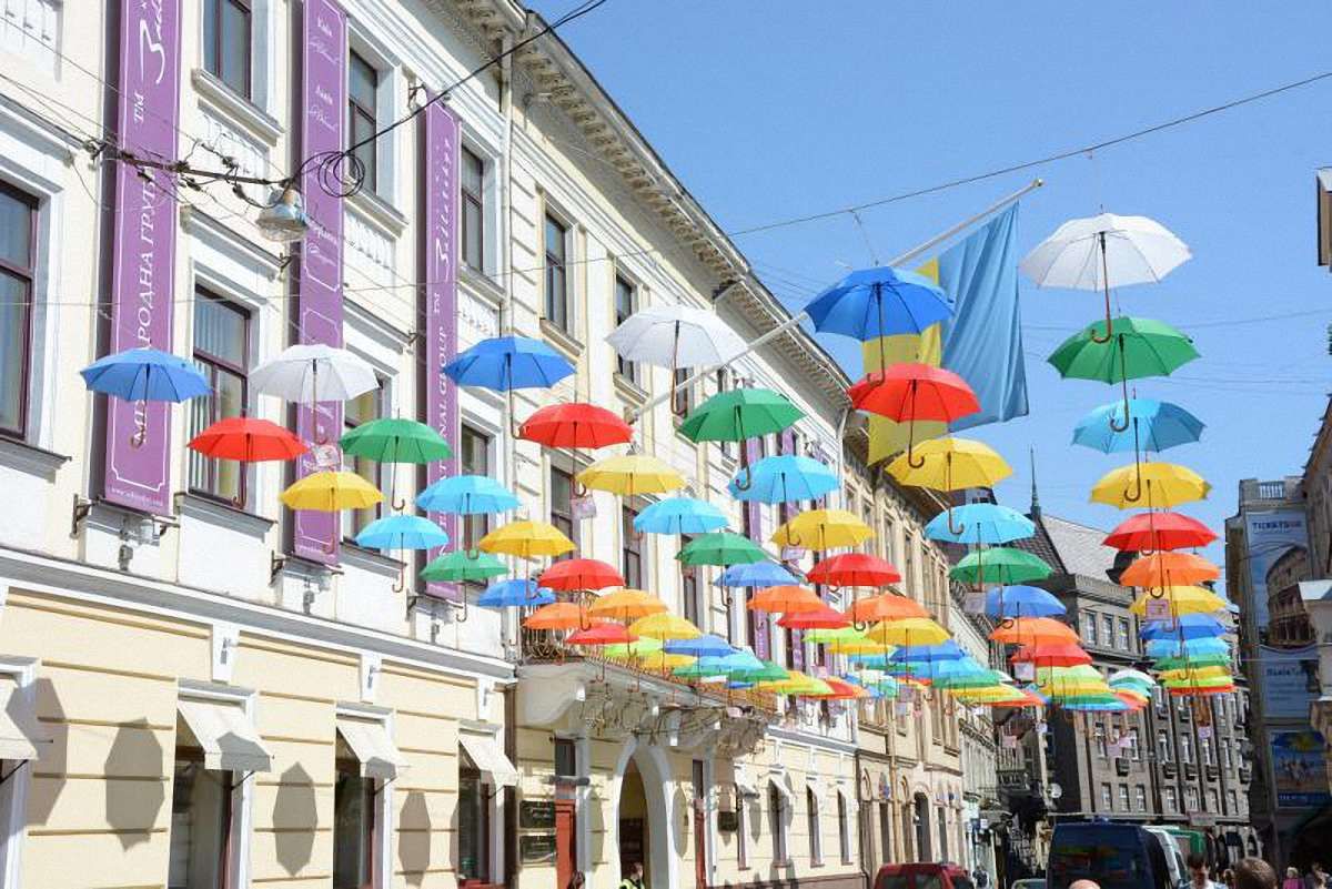 День батька, мобільне кіно та мандрівка до єнотів