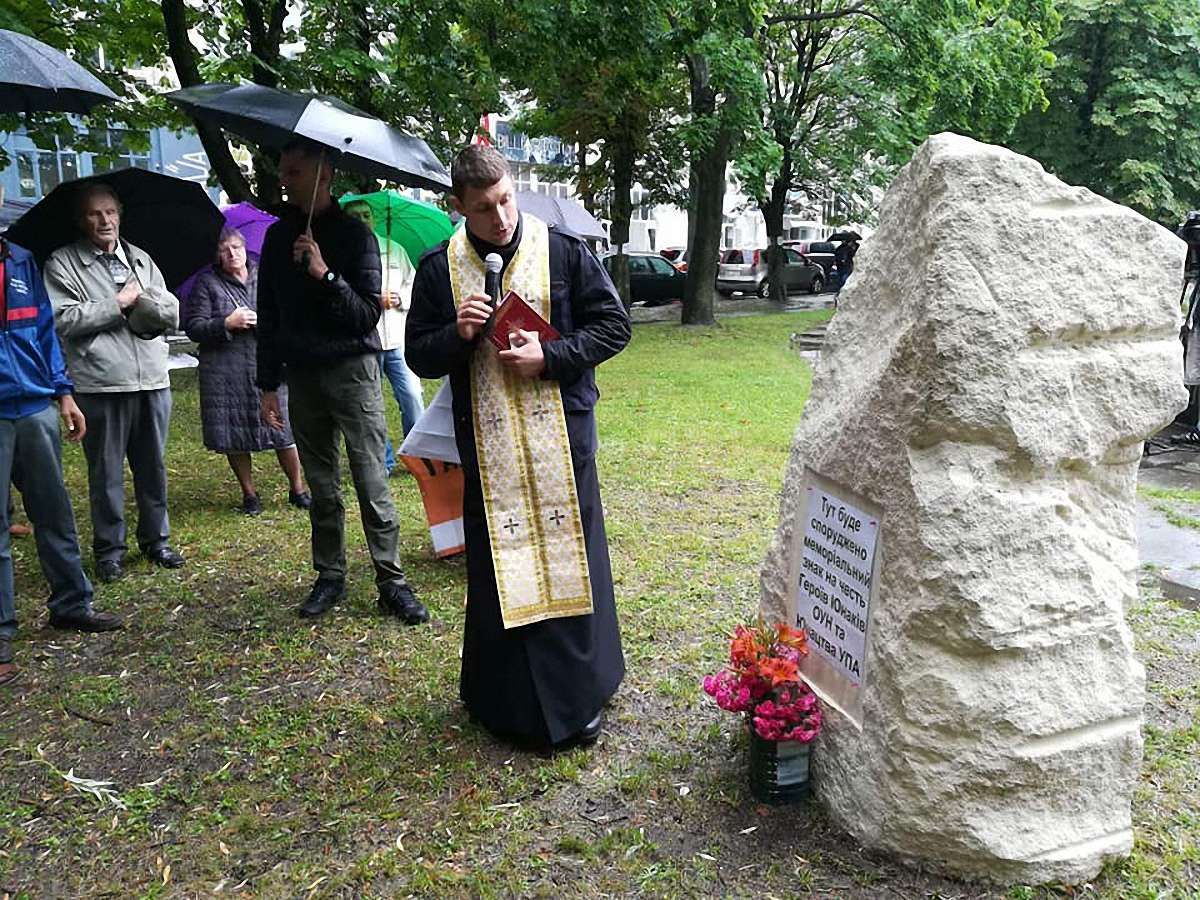 У Львові самовільно встановили пам'ятний знак Героям УПА, щоб унеможливити будівництво АЗС