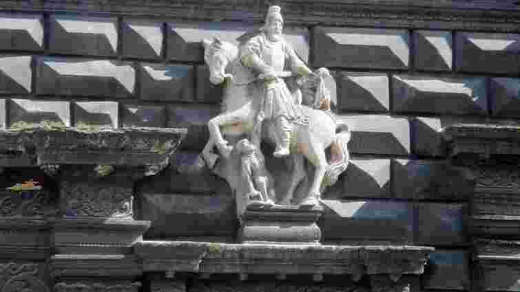 Скульптури з фасаду львівської «Чорної кам'яниці» демонтують на реставрацію