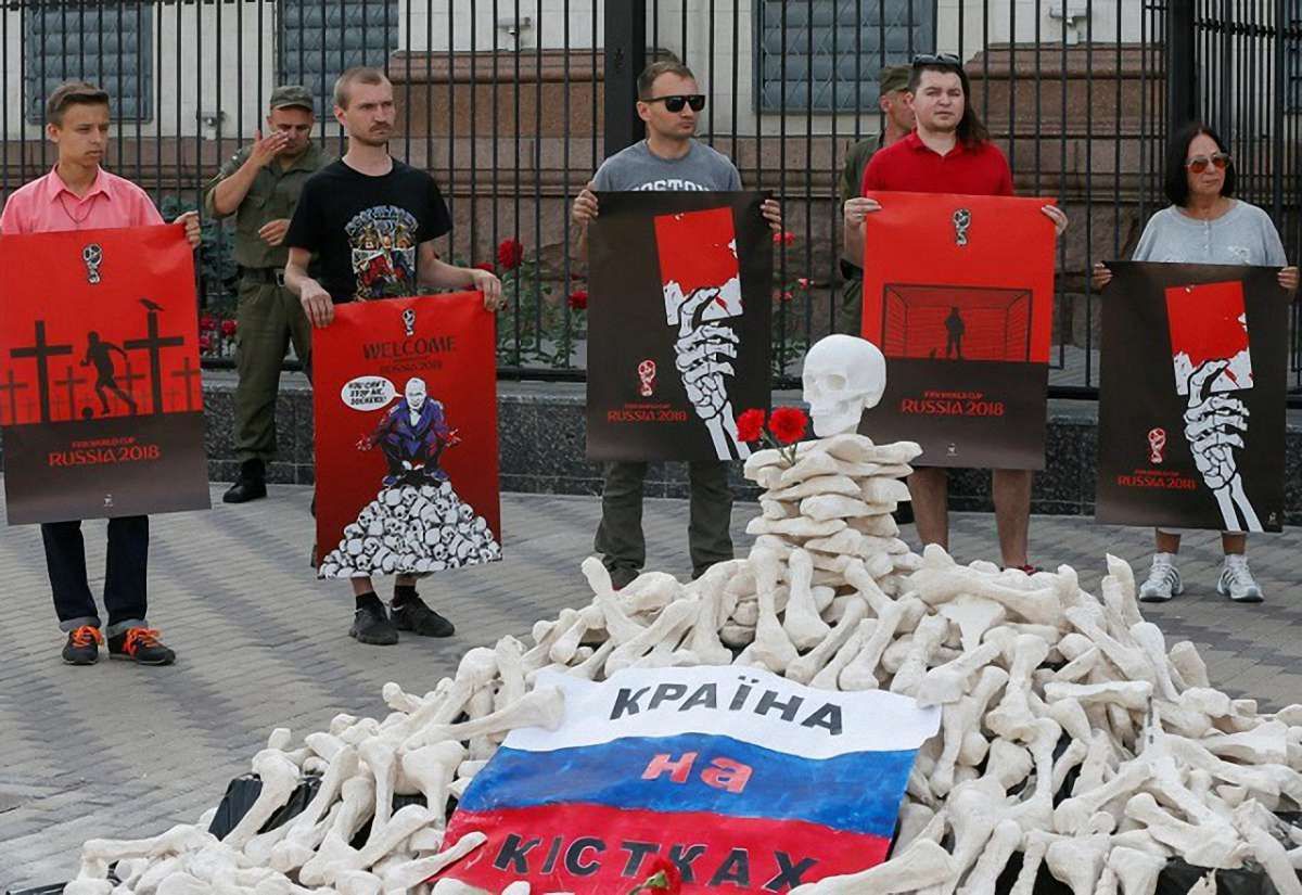 У Києві склали символічну гору кісток перед посольством Росії