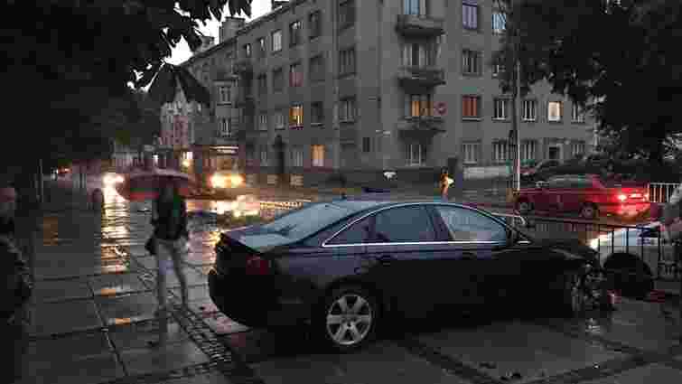 У Львові п'яний водій вчинив ДТП біля зупинки громадського транспорту