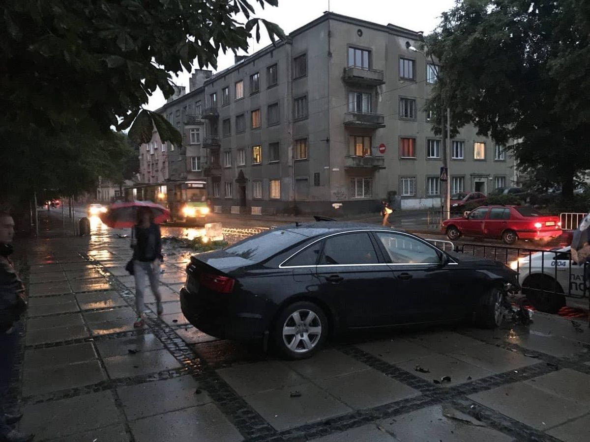 У Львові п'яний водій вчинив ДТП біля зупинки громадського транспорту
