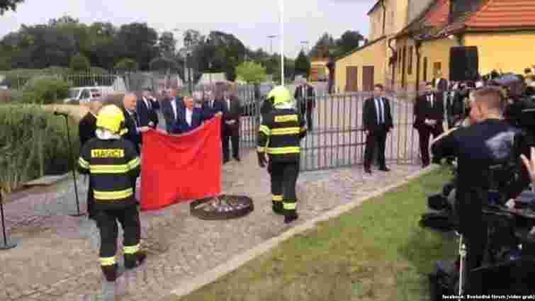 Президент Чехії на брифінгу спалив червоні труси