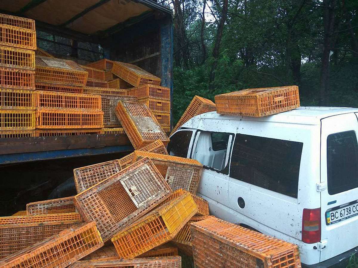 Внаслідок зіткнення фури з мікроавтобусом біля Львова постраждали троє людей