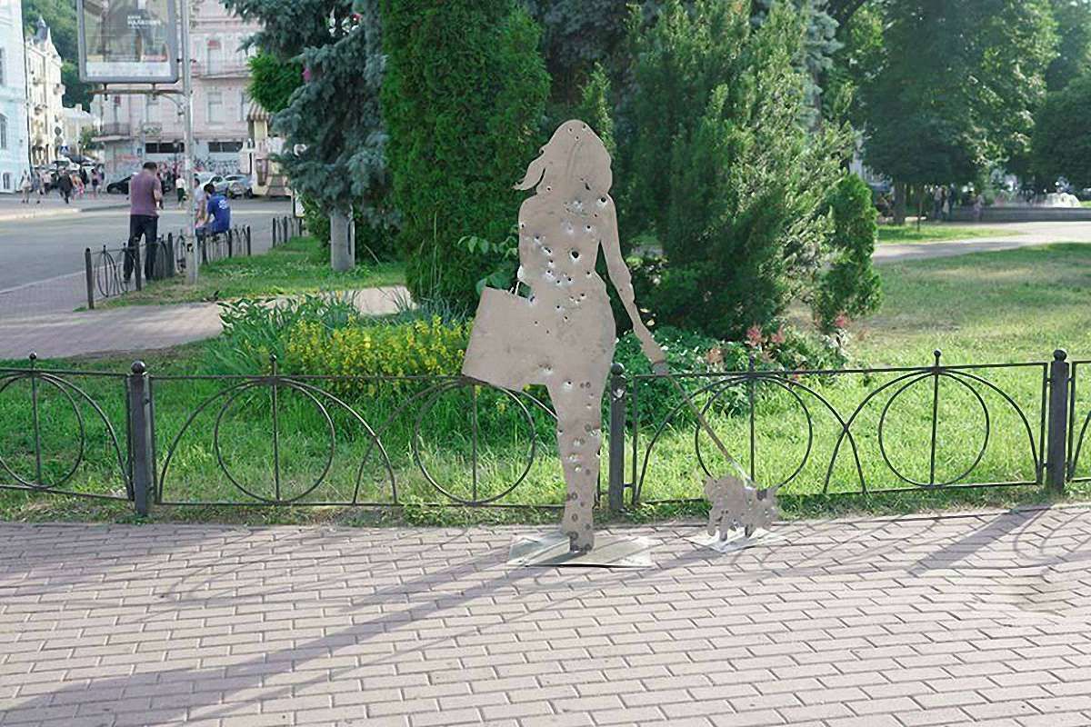 У Києві встановили скульптури, які нагадують про війну