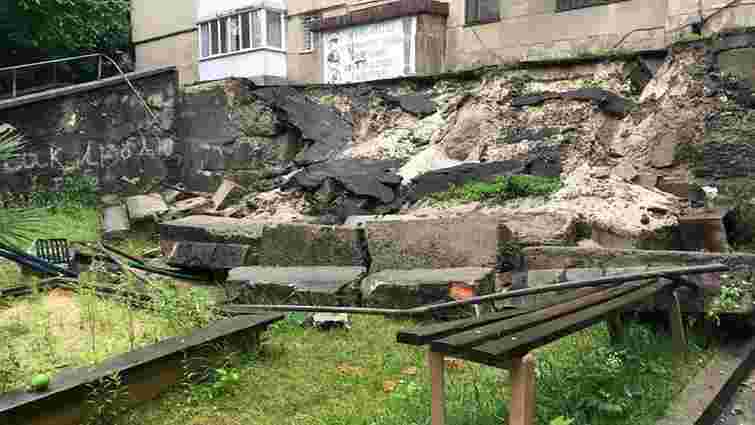 Через сильні дощі на вул. Сахарова у Львові обвалилася підпірна стіна