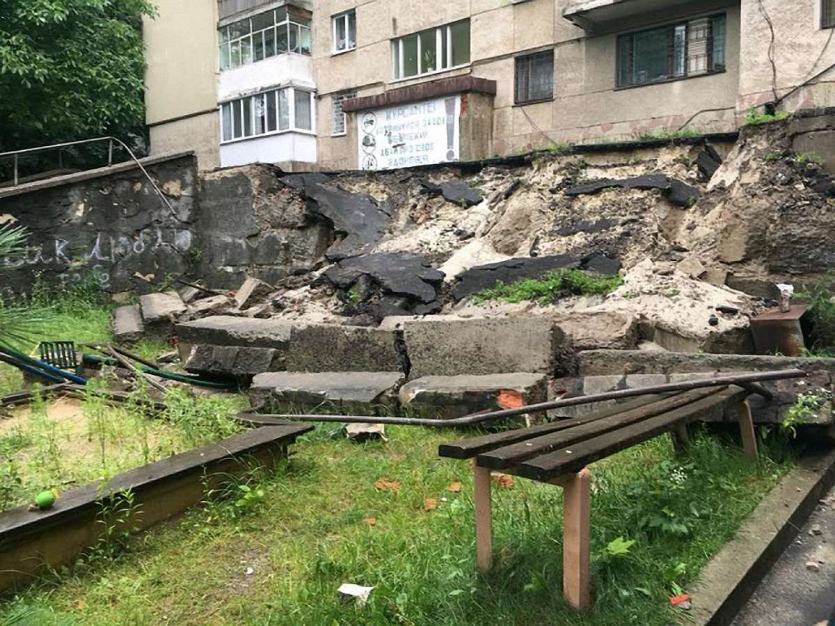 Через сильні дощі на вул. Сахарова у Львові обвалилася підпірна стіна