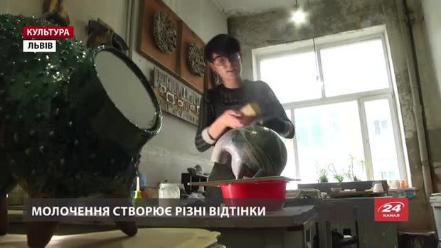 Львівська мисткиня Ксеня Жижій «купає кераміку» в молоці