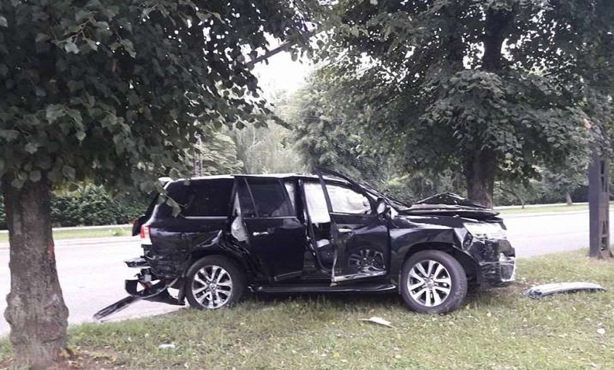 У Львові на перехресті позашляховик Land Cruiser  зіткнувся з автомобілем Uber