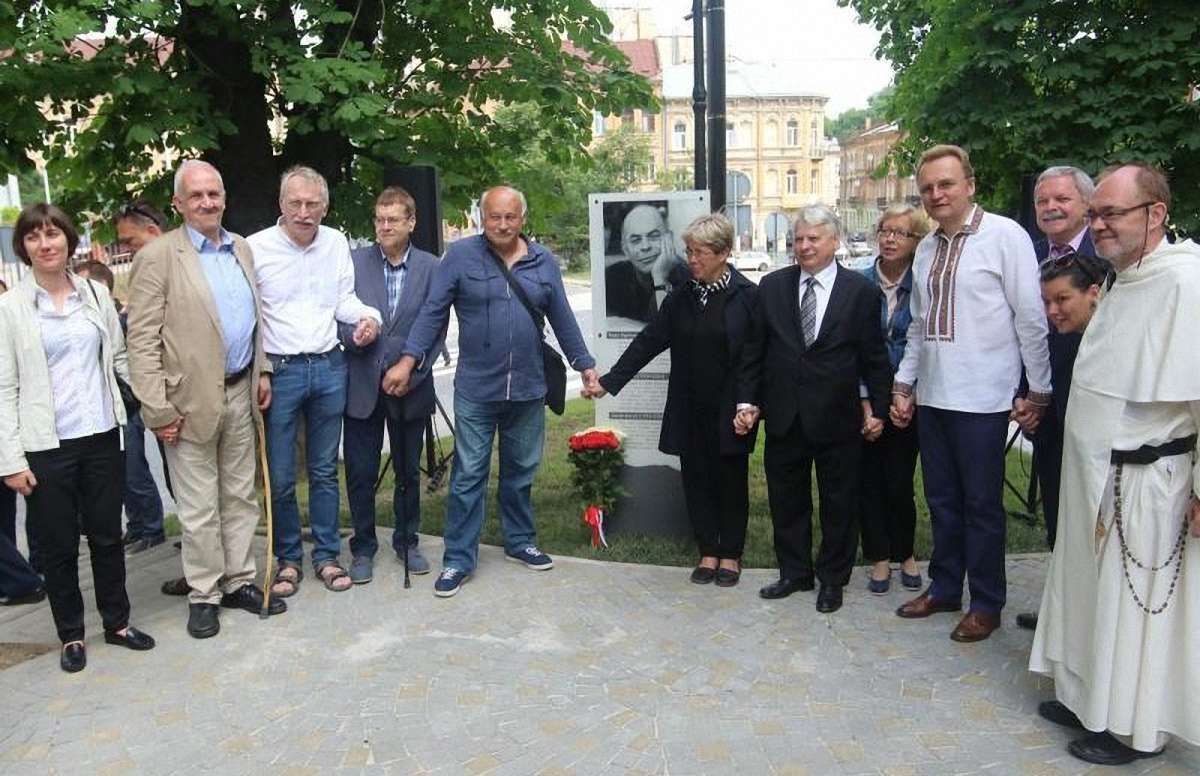 У Львові урочисто відкрили інформаційну таблицю видатному громадському діячеві Яцекові Куроню