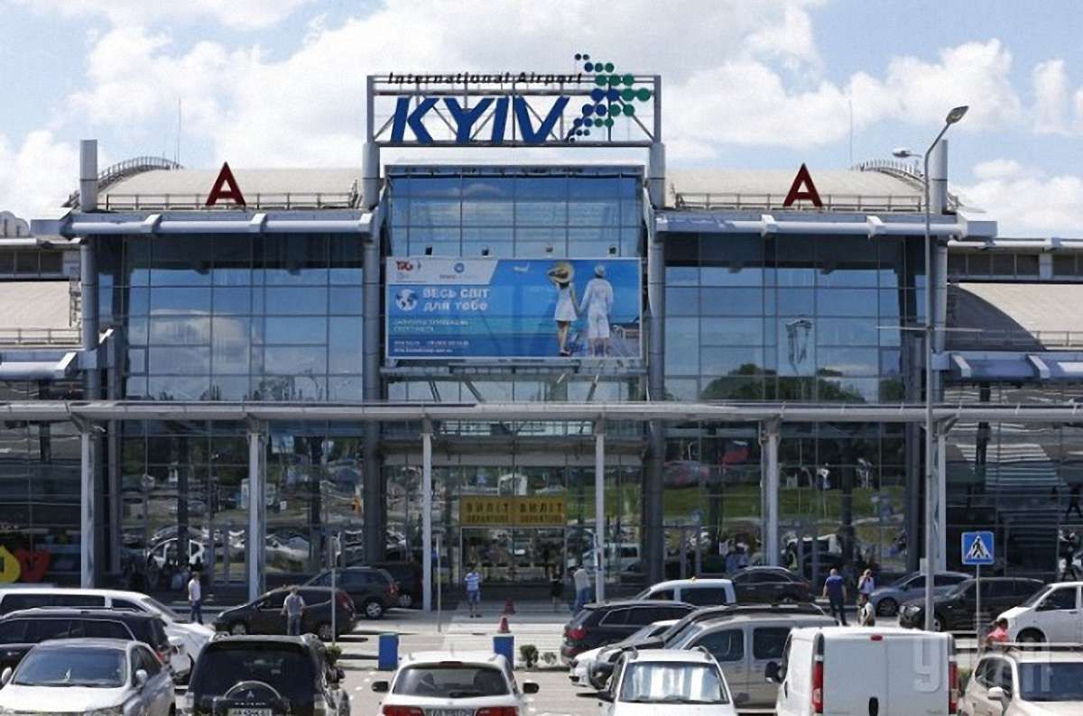 У аеропорту «Київ» пасажири блокували виходи з вимогами надати літаки до Грузії
