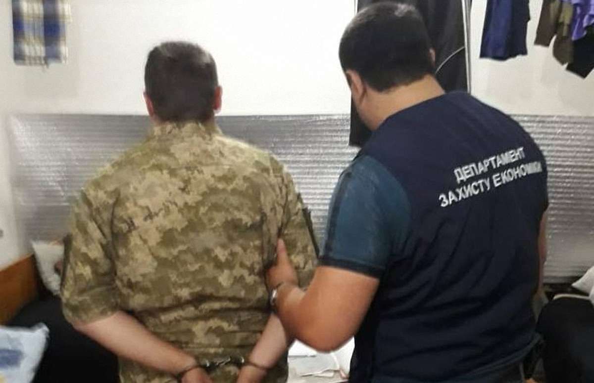Підполковника ЗСУ затримали за вимагання хабара у підлеглого