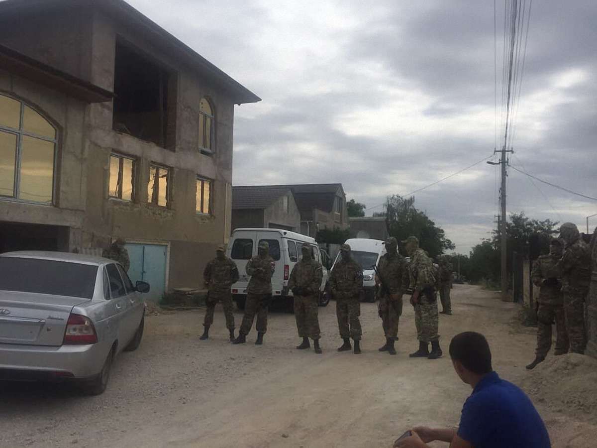 В окупованому Криму, після обшуку у будинках кримських татар, затримали жінку