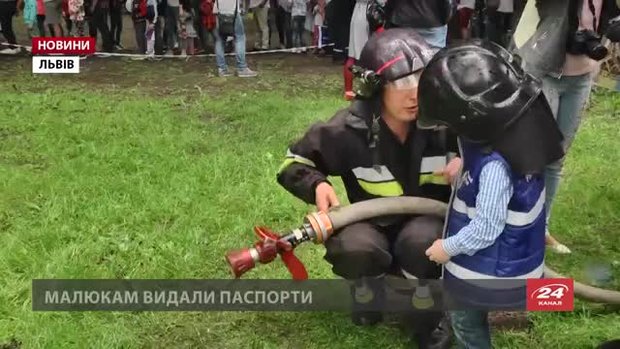 У Львові дітям дозволили «попрацювати» пожежниками і медиками