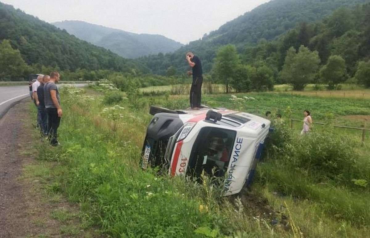 На Закарпатті через маневри на дорозі перекинулась швидка з пацієнтом