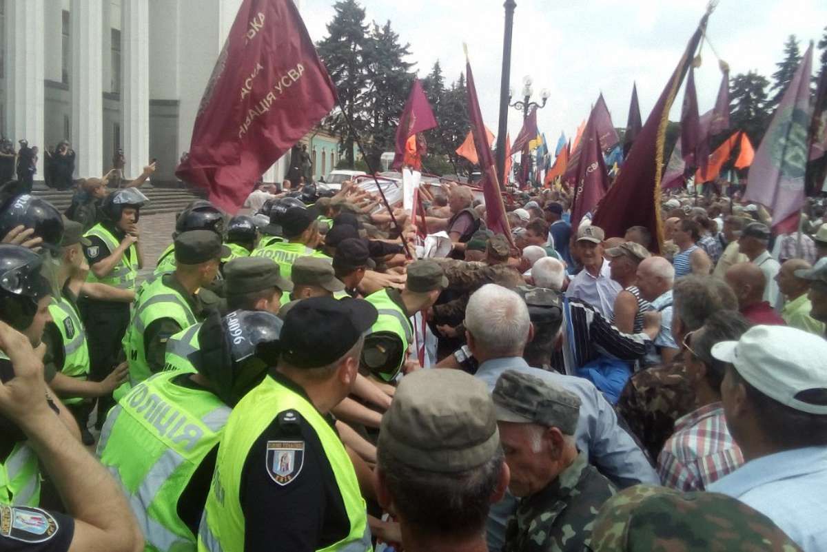 Під Верховною Радою почались сутички мітингувальників з поліцією