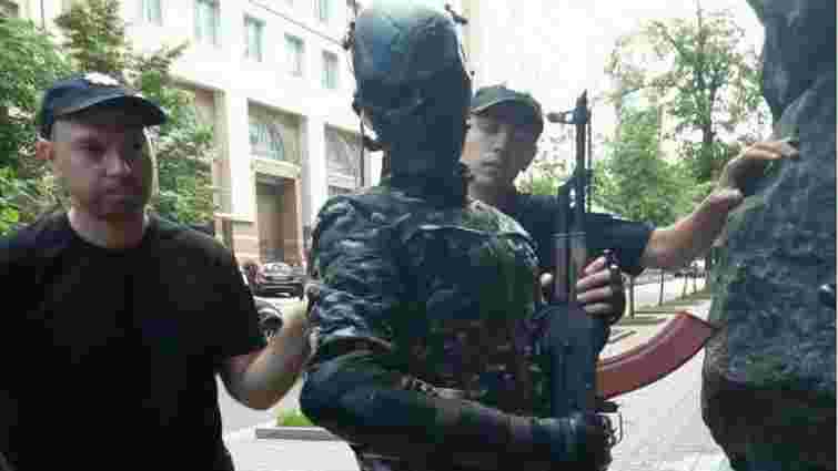 У Києві під Кабміном затримали озброєного чоловіка у масці та бронежилеті