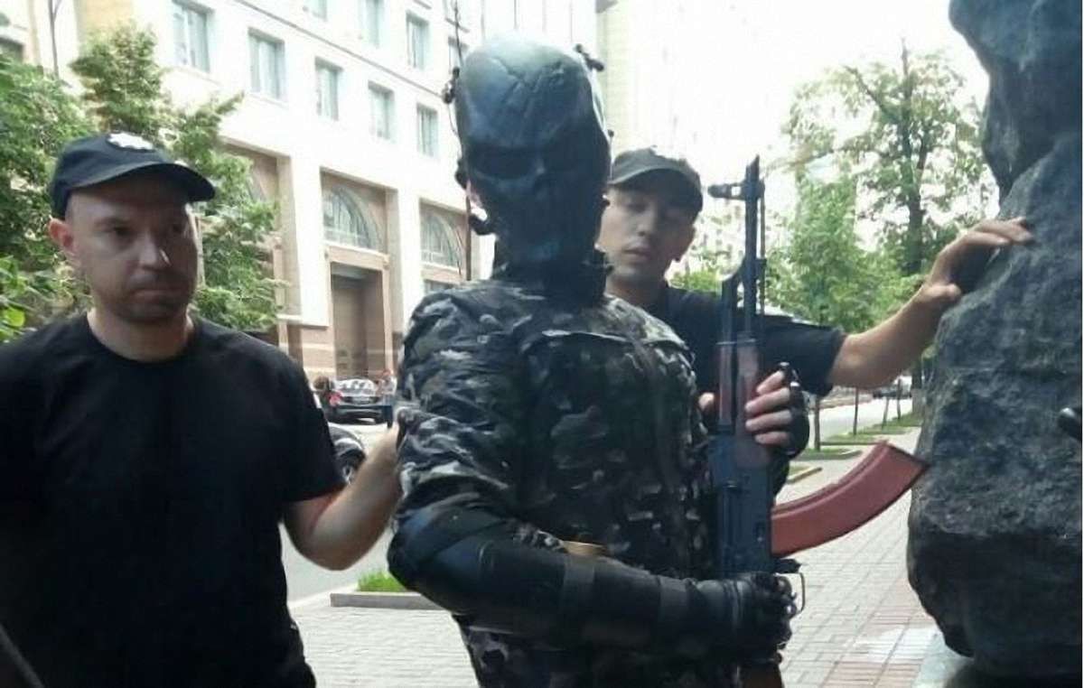 У Києві під Кабміном затримали озброєного чоловіка у масці та бронежилеті