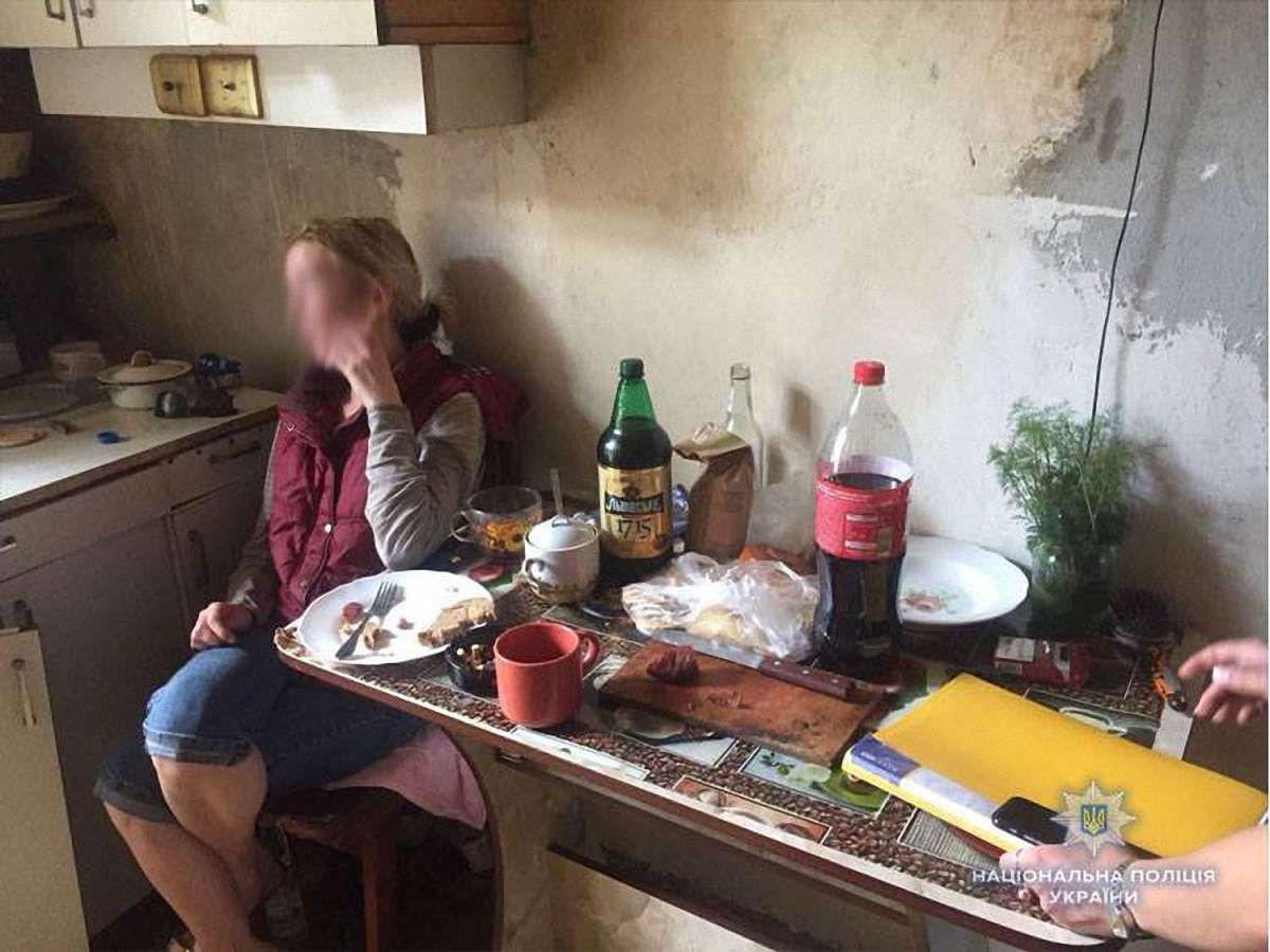 Львівські поліцейські забрали недоглянутих дітей у нетверезих батьків
