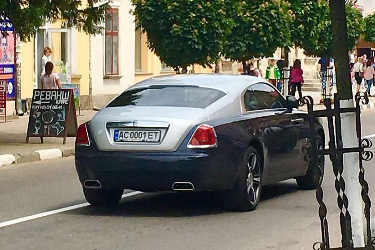 74-річна свекруха працівниці Львівської митниці стала власницею Rolls-Royce за $350 тис. 